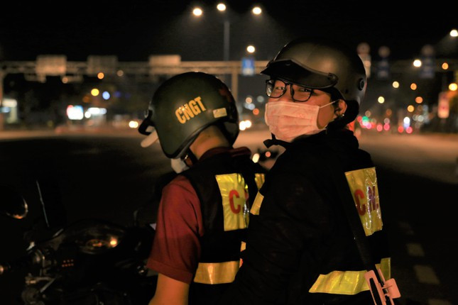 Tham gia đội được khoảng 2 năm, Bùi Thị Thắm không đắn đo nhiều về công việc vốn được xem là cực nhọc này. "Mình không suy nghĩ gì nhiều về công việc này đâu. Thấy ai cũng cần giúp đỡ. Có nhiều người tử vong trên đường đến bệnh viện do không được cấp cứu kịp thời nên mình cùng anh em cố gắng góp chút sức hỗ trợ người gặp nạn", Thắm nói.