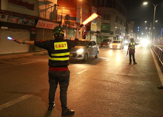 Theo Thanh Bạch, công việc của các bạn là hỗ trợ sơ cấp cứu, đưa người bị nạn đi cấp cứu, điều tiết giao thông trên đường, khắc phục hư hỏng xe máy… hoàn toàn miễn phí. Trong đó, hoạt động sơ cấp cứu tai nạn được nhóm bạn thực hiện 24/24h. Những việc khác như vá xe, sửa xe, cung cấp xăng được các bạn hỗ trợ trong khoảng thời gian từ 10 giờ đêm đến 2 giờ sáng mỗi ngày.