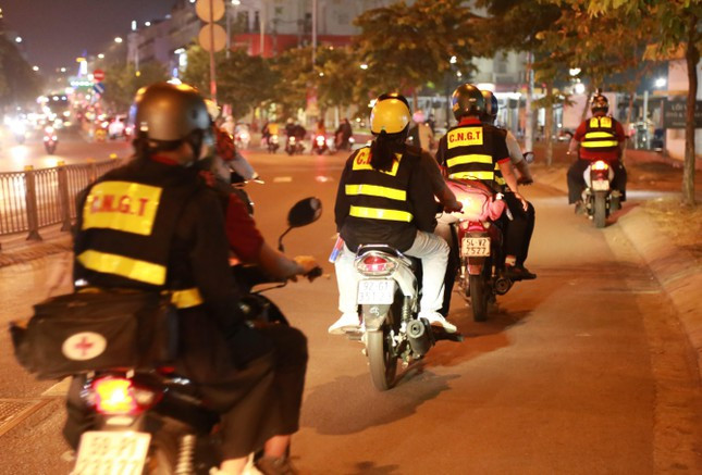 Nhóm bạn trẻ rong ruổi qua các cung đường quen thuộc trên địa bàn quận Gò Vấp và Tân Bình.