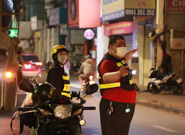 Ngoài các thành viên nam, nhóm cũng có sự chung sức của 3 bạn nữ.