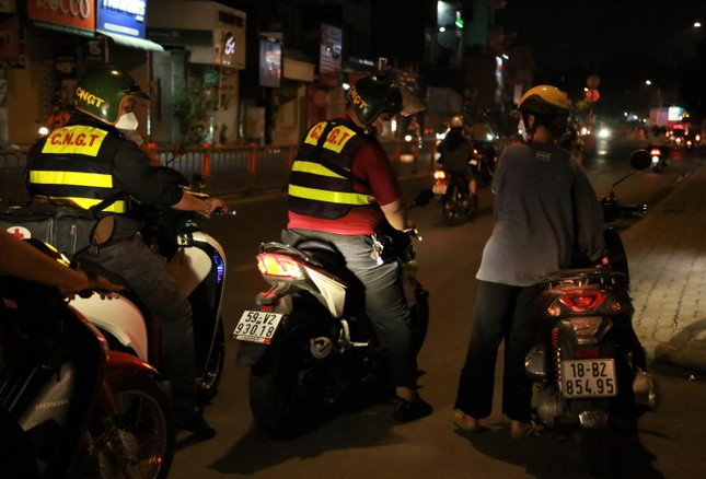 Tối cuối tuần, sau khi xuất phát "đi tuần" chưa được bao lâu, nhóm gặp một trường hợp cô gái trẻ dắt bộ xe máy trên đường Phan Văn Trị. Tìm hiểu sơ bộ, các bạn cùng nhau giúp bạn trẻ này khắc phục sự cố. Sau khoảng 5 phút nỗ lực, các thành viên đã tiếp cận và lấy được chìa khóa xe ra ngoài cho "khổ chủ".