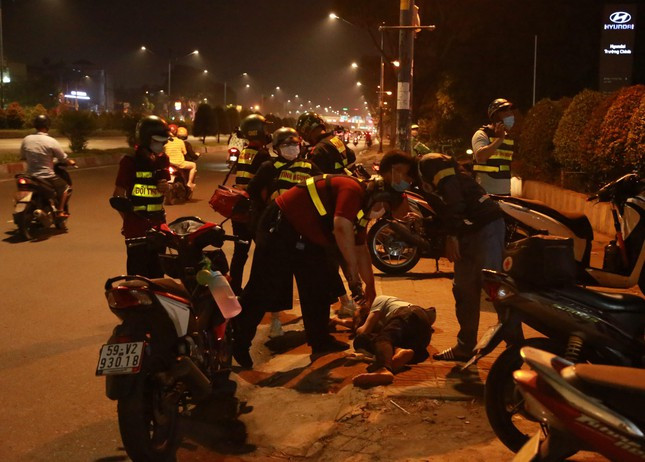 Đang đi qua đường Trường Chinh, thoáng nhìn thấy một vụ tai nạn bên kia đường, Thanh Bạch và các thành viên lập tức chạy nhanh tới hiện trường. Người bị nạn là một thanh niên trong tình trạng say xỉn rồi tự té xe. Rất may người này chỉ bị trầy xước ngoài da. 