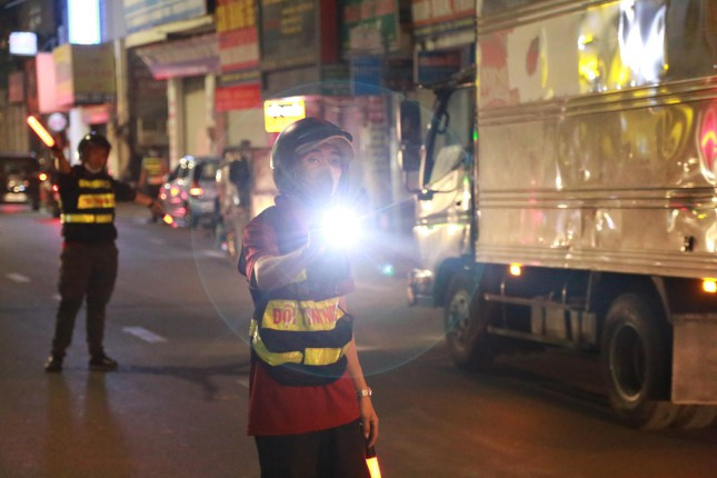 Để có “vốn liếng” duy trì các hoạt động thiện nguyện, các thành viên trích một phần lương tháng của mình để mua bông băng, keo vá xe... Thi thoảng nhóm cũng được các Mạnh thường quân tiếp sức để các bạn có điều kiện duy trì chuỗi hoạt động giúp đỡ cộng đồng.