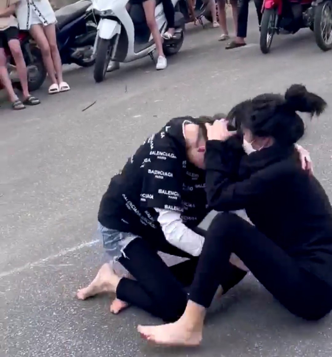 Xuất hiện clip 2 nữ sinh ở Huế đánh nhau “xem ai thắng, ai thua“ Xuat hien clip 2 nu sinh o Hue danh nhau “xem ai thang, ai thua“