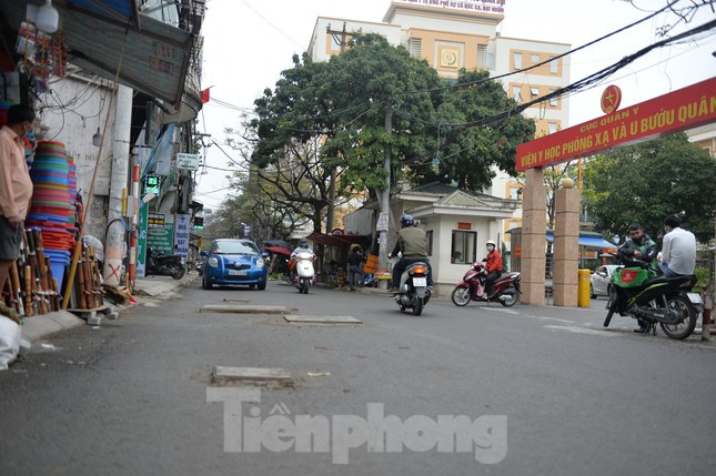 Người dân sống ở đây cho biết: "Các hố ga này xuất hiện từ khoảng 2 tháng nay. Đa phần, các miệng hố nằm cao hơn mặt đường nên đi lại rất nguy hiểm, nhất là khi trời tối hoặc những ngày có mưa đường ngập".