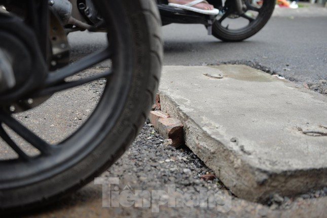 Theo ghi nhận của phóng viên báo Tiền Phong, đoạn đường này chưa đầy 1km nhưng có tới 160 hố ga và nắp cống nhô cao 'bẫy' người đi đường.