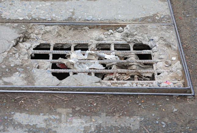 Nắp hố ga nhô cao so với mặt đường rất dễ gây nguy hiểm, tai nạn cho người tham gia giao thông.