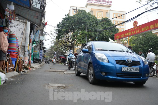 Mỗi khi có xe ô tô đi qua các hố ga, nắp cống đều gây ra nhiều tiếng ồn, ảnh hưởng đến sinh hoạt của người dân.