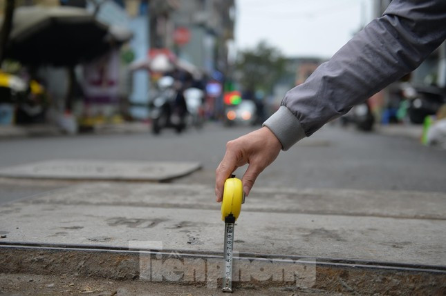 Tuyến đường chưa đến 1km có tới 160 hố ga, nắp cống nhô cao gây nguy hiểm cho người dân di chuyển.
