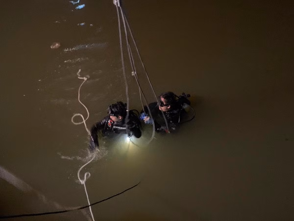 Quang Tri: O to lao xuong song luc rang sang, tai xe mac ket trong xe