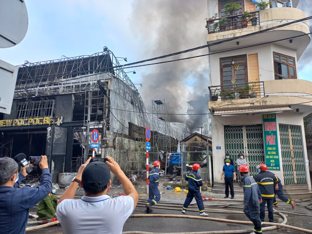 Ngọn lửa sau đó đã lan sang một tầng của ngôi nhà dân bên cạnh.