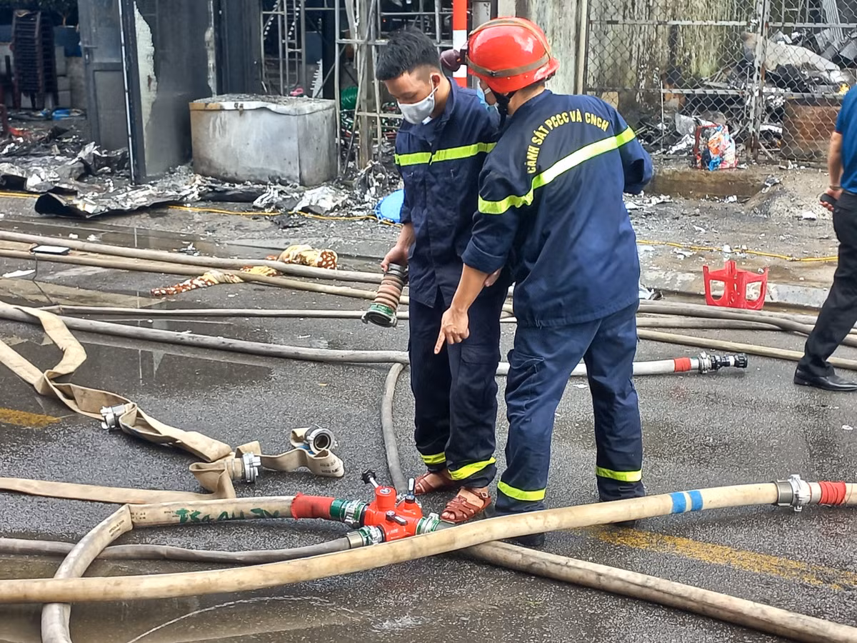 Lực lượng chức năng triển khai dập lửa.