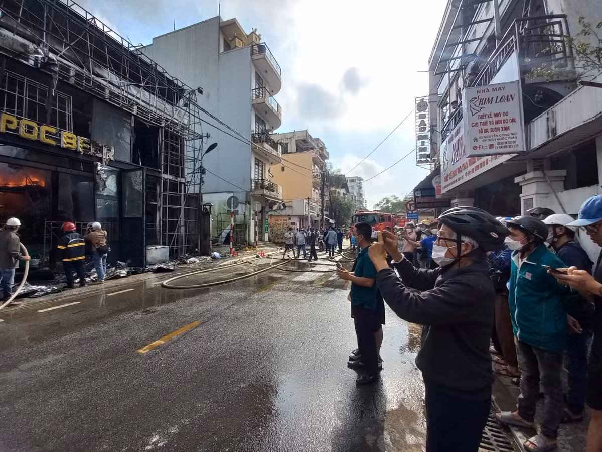 Người dân hiếu kì theo dõi vụ việc.