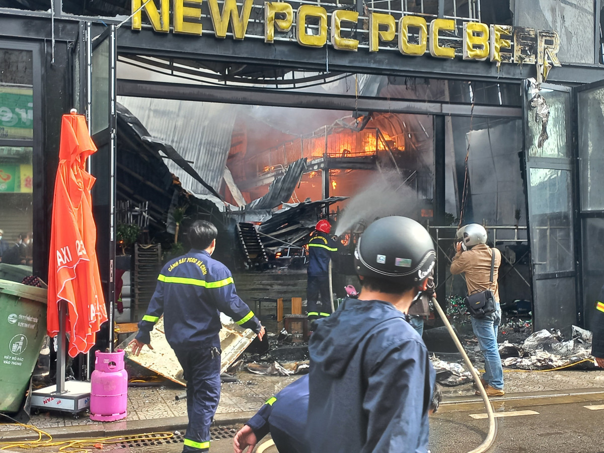 Hue: Chay lon tai New Poc Poc Beer, hang chuc chien si dap lua