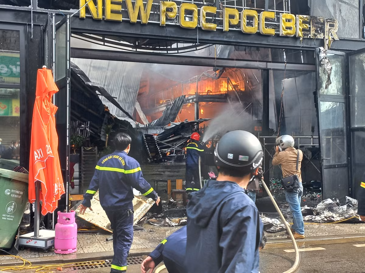 Hue: Chay lon tai New Poc Poc Beer, hang chuc chien si dap lua