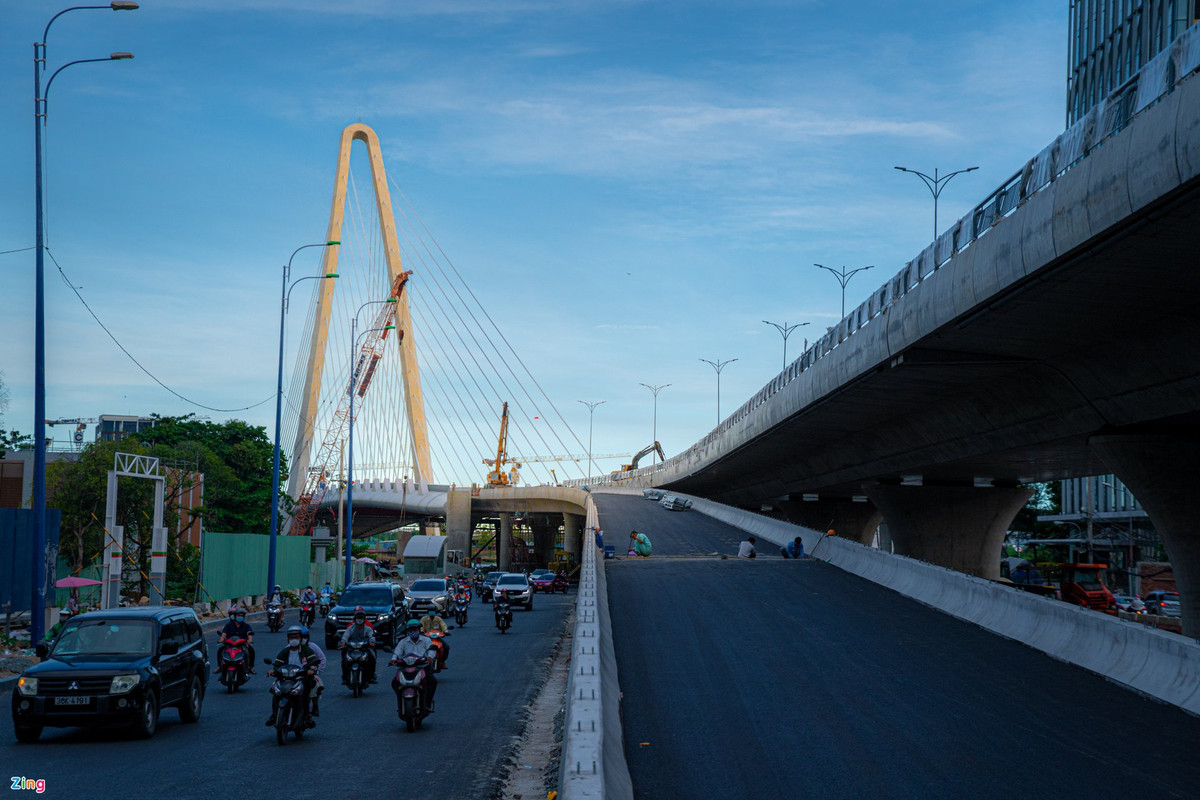 Nhánh N2 với 2 làn xe (nhánh kẹp bên hông của nhánh chính xuống đường Tôn Đức Thắng và Nguyễn Hữu Cảnh) đã được hoàn thành trải thảm nhựa 2 lớp.