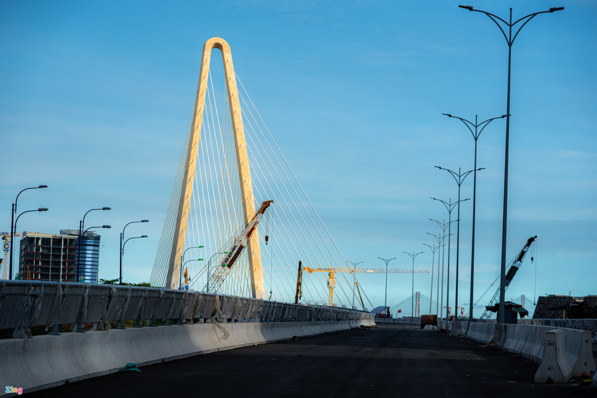 Theo nhà đầu tư, đến hiện tại, công trình đã hoàn thành các gói thầu xây lắp. Các nhà thầu đang tập trung thảm nhựa mặt cầu đối với hai nhánh rẽ N1, thi công điện chiếu sáng, cây xanh cảnh quan, tổ chức giao thông...