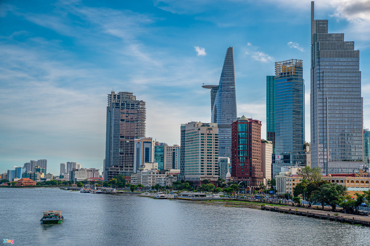 Góc nhìn trên cao từ cầu Thủ Thiêm 2 về trung tâm TP.HCM. Nơi đây, người dân có thể quan sát các tòa nhà biểu tượng của thành phố.