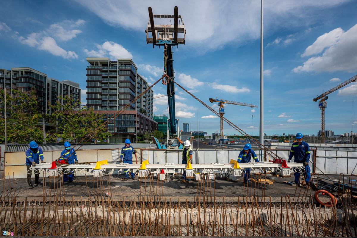 Ở phía bờ TP Thủ Đức, công nhân thi công lắp đặt khe co giãn cuối cùng của cầu.