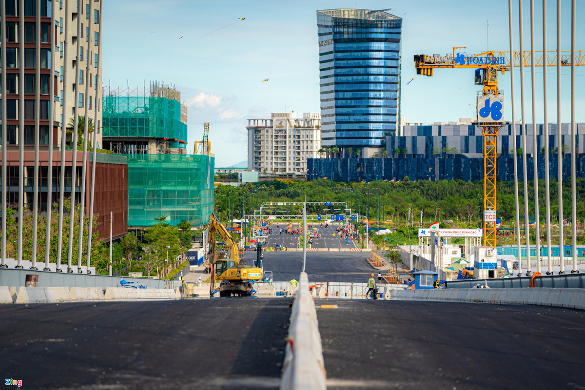 Tuyến đường R12 dài 315 m, có lộ giới 36,2 m, quy mô 6 làn xe, tốc độ lưu thông 60 km/h - kết nối trực tiếp cầu Thủ Thiêm 2