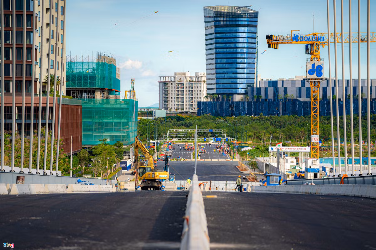 Tuyến đường R12 dài 315 m, có lộ giới 36,2 m, quy mô 6 làn xe, tốc độ lưu thông 60 km/h - kết nối trực tiếp cầu Thủ Thiêm 2
