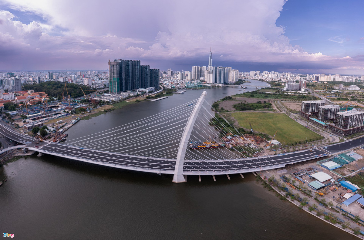 Cầu Thủ Thiêm 2 bắc qua sông Sài Gòn, nối quận 1 và TP Thủ Đức được khởi công từ năm 2015, tổng vốn đầu tư gần 3.100 tỷ đồng. Tháng 9/2021, cầu hợp long và dự kiến hoàn thành, thông xe vào dịp 30/4.