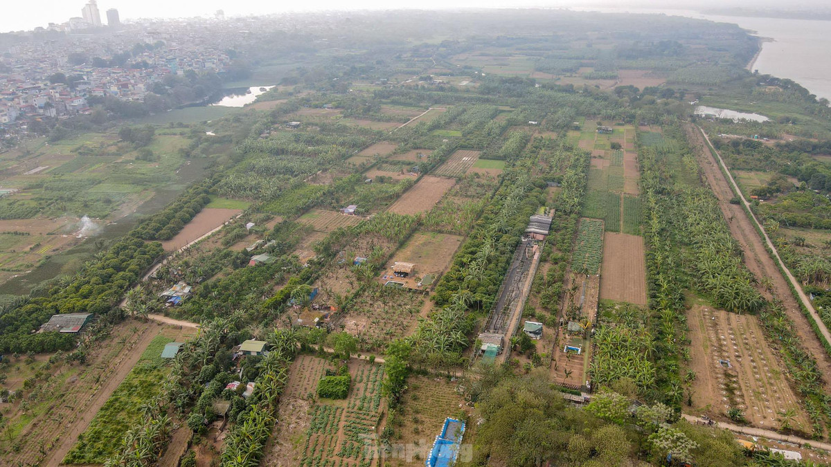 Quận Hoàn Kiếm sẽ khai thác hiệu quả quỹ đất và lợi thế tiềm năng, vẻ đẹp tự nhiên của sông Hồng; đầu tư cải tạo khu vực bãi giữa, bãi bồi ven sông thành công viên văn hóa du lịch, định hướng lấy sông Hồng là trục cảnh quan tạo ra không gian mở, xanh, có hạ tầng đô thị văn minh, hiện đại, làm điểm đến vui chơi, tham quan du lịch hấp dẫn du khách trong và ngoài nước. 