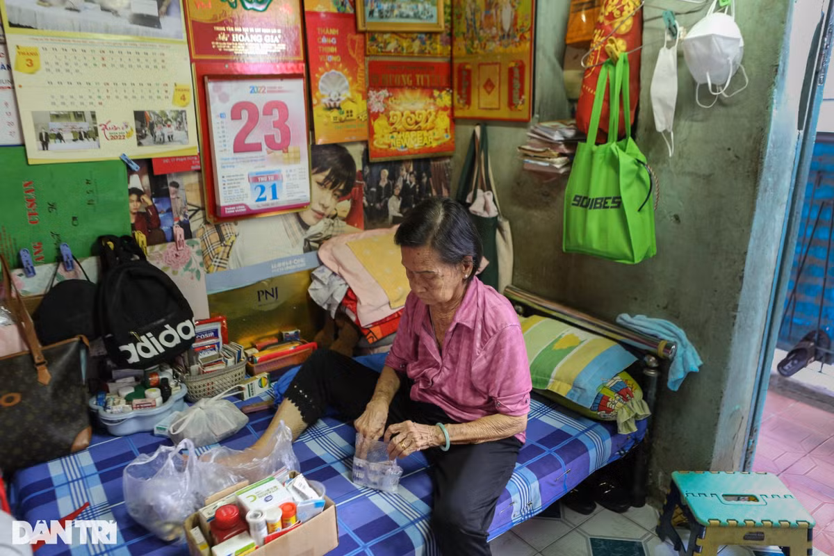 Bà Khổng Tô Múi (77 tuổi, chủ hộ nhà số 440/9 tại lầu một) chia sẻ: "Căn nhà được vợ chồng tôi mua từ năm 1977, là nơi sinh sống của 6 thành viên. Hiện căn nhà đã xuống cấp. Gia đình cũng muốn sửa chữa lại, nhưng không biết làm sao. Sợ đụng chỗ này, thì làm hư chỗ kia, rồi ảnh hưởng đến các hộ dân khác". 