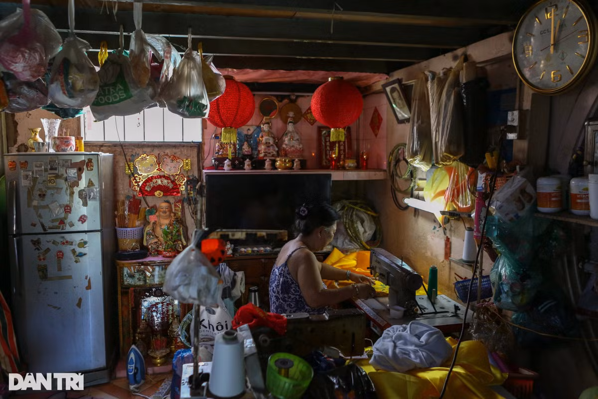 Bà Nguyễn Thị Cúc (60 tuổi, chủ nhà số 440/11 ở lầu 2) đặt một chiếc máy may trong gian bếp nhỏ của nhà mình để may gia công quần áo kiếm thêm thu nhập. "Ban đầu, tòa nhà được xây dựng để làm khách sạn, nhưng sau đó đổi thành nhà ở. Vì thế, đa số các căn phòng ở đây đều rất nhỏ, khoảng 16m2, nhưng mỗi hộ gia đình có khoảng 4 - 5 nhân khẩu bao gồm cả người già, trẻ nhỏ", bà Cúc nói.