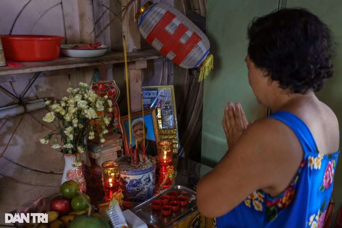 Bà Trân thắp nén nhang cho người mẹ vừa mất được hơn 2 tháng, cho biết thêm: "Mẹ tôi mất, thọ 82 tuổi. Những năm tháng cuối đời, bà rất vui khi hay tin cả nhà sẽ được di dời đến một nơi an toàn. Nhưng qua nhiều năm, nay mẹ tôi đã mất mà vẫn chưa thấy chính quyền địa phương giải quyết dứt điểm".