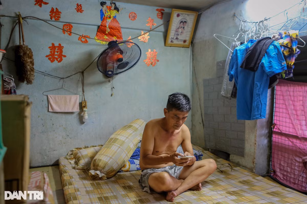 Đa số các hộ gia đình đều cơi nới, làm thêm gác lửng bằng gỗ để tăng thêm diện tích sinh hoạt. Anh Thành Quang (55 tuổi, con trai bà Mùi) ngồi trên căn gác lửng rộng chưa đến 5m2 là phòng ngủ của hai vợ chồng nhiều năm qua.