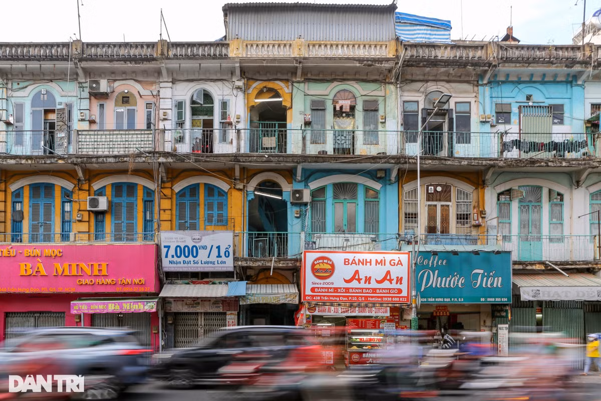 Sau nhiều năm, 32 hộ dân tại chung cư vẫn quyết bám trụ đến cùng, liều mình sinh sống trong tòa nhà có nguy cơ sập đổ bất cứ lúc nào.