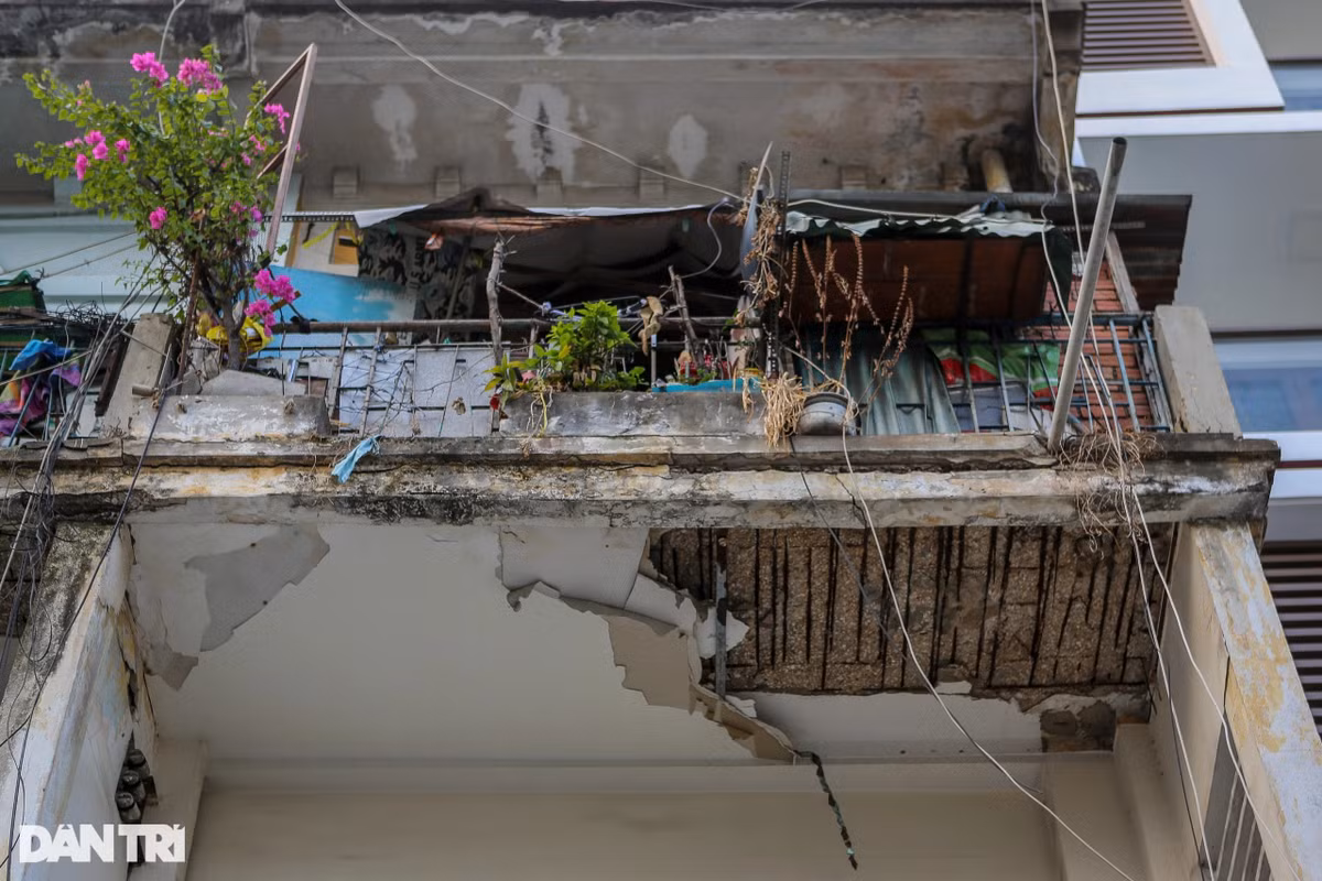 Ông Hùng cho biết thêm: "Khuya ngày 24/3, một mảng thạch cao kèm vữa trần lớn ở tầng một bị vỡ, rơi cả mảng lớn rộng gần 2m2 xuống đường. Rất may là không có ai bị thương. Mảng vữa rơi ra làm lộ cả phần khung sắt".