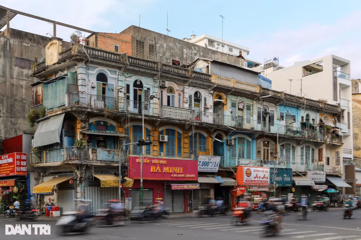 Tọa lạc tại khu vực sầm uất bậc nhất quận 5, chung cư 440 Trần Hưng Đạo có quy mô một trệt, một lửng, 2 lầu, sân thượng và mái bê tông cốt thép. Tòa nhà được xây dựng trước năm 1975, hiện đã xuống cấp nghiêm trọng nhưng vẫn là nơi cư trú của 32 hộ gia đình.