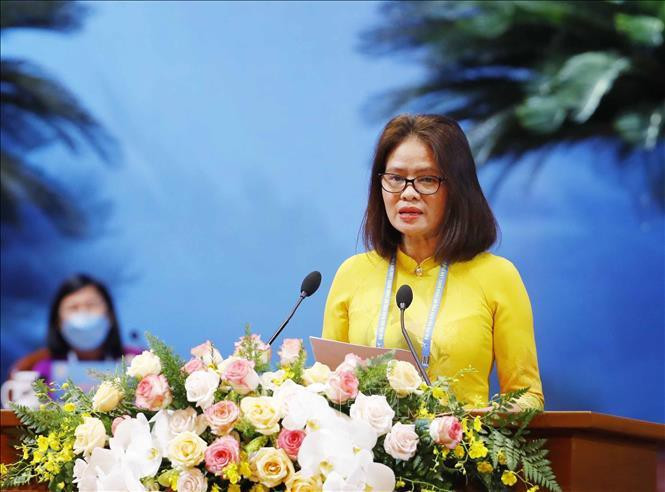 Phó Giám đốc Trung tâm Phụ nữ Nguyễn Thúy Hiền trình bày tham luận tại Đại hội. Ảnh: Phương Hoa/TTXVN