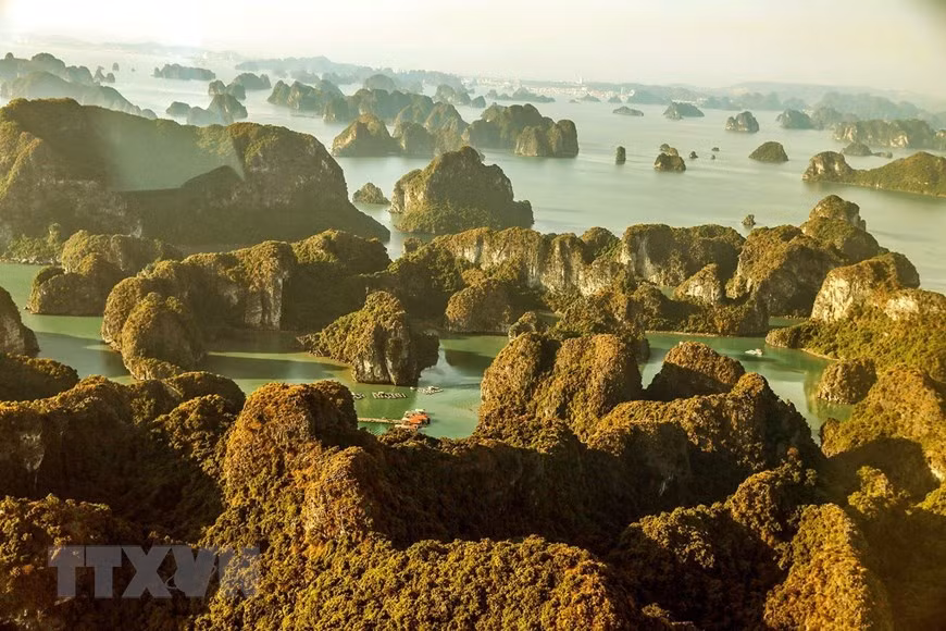 Vinh Ha Long dep long lay trong nhung buoi chieu vang