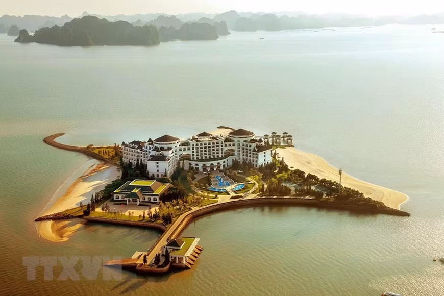Vinpearl Resort &amp; Spa Hạ Long trên đảo Rều đẹp như một viên ngọc giữa biển. (Ảnh: Phạm Hậu/TTXVN)