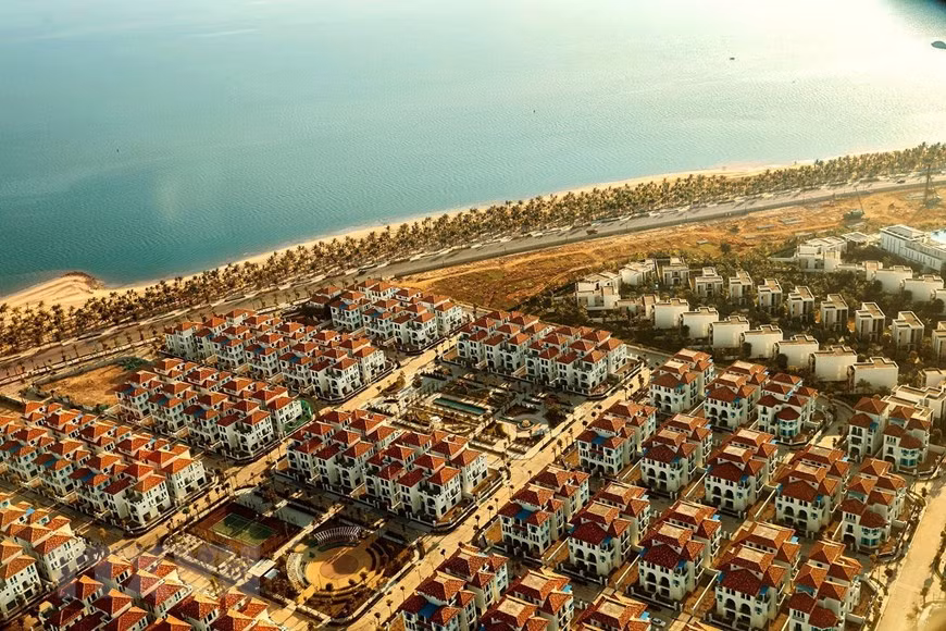 Những khu resort bên bờ vịnh Hạ Long trong nắng chiều vàng óng. (Ảnh: Phạm Hậu/TTXVN)