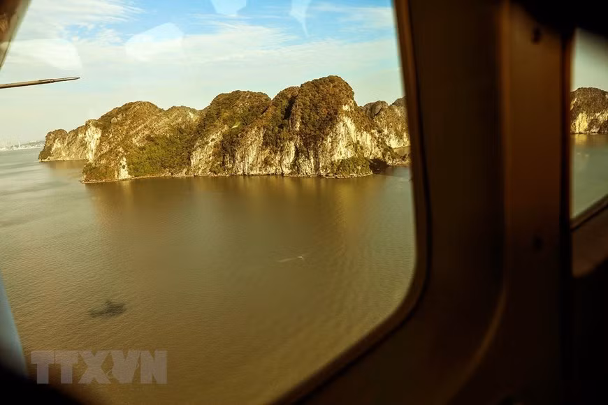 Với loại hình du lịch vịnh Hạ Long bằng thủy phi cơ, du khách có thể tận mắt thấy vẻ đẹp hùng vĩ, tráng lệ của kỳ quan thiên nhiên thế giới này từ một góc nhìn toàn cảnh trên không. (Ảnh: Phạm Hậu/TTXVN)