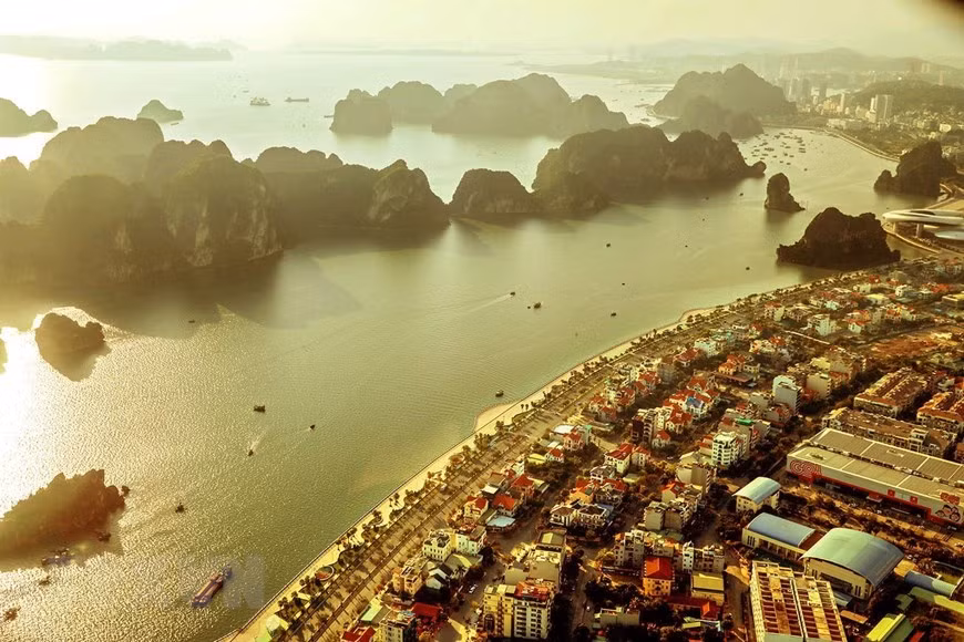 Thành phố mang tên Hạ Long trong nắng chiều vàng óng. (Ảnh: Phạm Hậu/TTXVN)