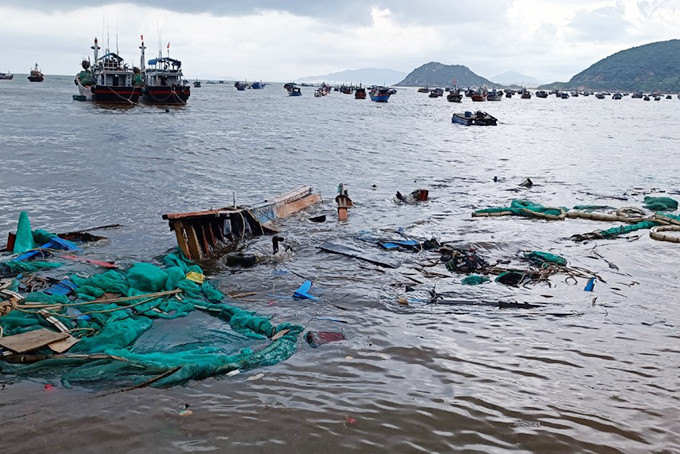 Nhiều tàu bị sóng đánh hư hỏng nặng.