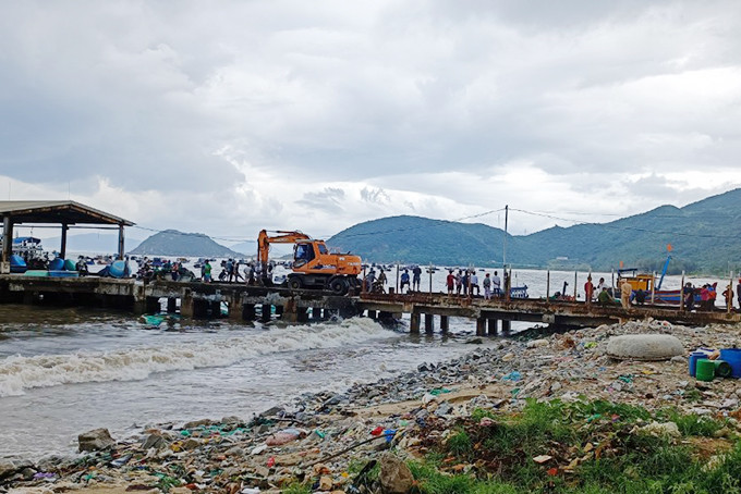 Đến đầu giờ chiều nhiều tàu đã được người dân và lực lượng chức năng hỗ trợ kéo vào khu vực gần bờ.