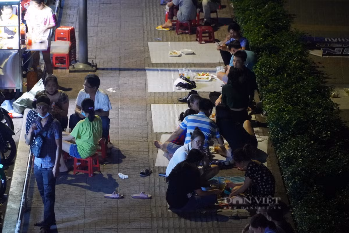 Không chỉ lấn chiếm lòng đường, 2 bên vỉa hè của đoạn đường này cũng được các tiểu thương này sử dụng lấy chỗ trải bạt, đặt ghế cho khách hàng ngồi ăn uống. Mỗi lúc xuất hiện 2 chiếc ô tô đi ngược chiều trên đoạn đường này đều dẫn đến tình trạng ùn tắc giao thông.