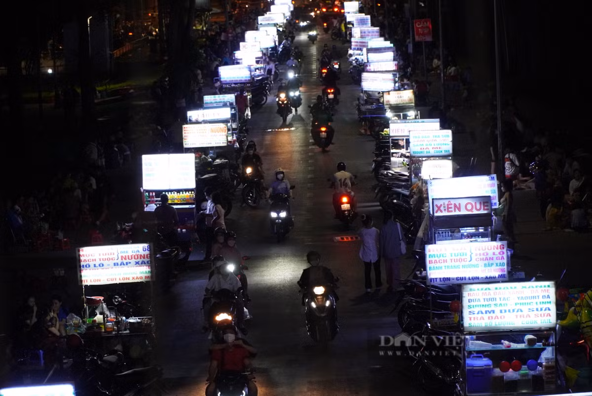 Theo tìm hiểu, thực trạng này đã diễn ra trong thời gian dài, nhưng không được xử lý triệt để. Một người bán hàng rong hơn 5 năm tại đây cho biết, số lượng khách tại đây đông nhất vào dịp cuối tuần. “Mình bán như này là lấn chiếm lòng đường nhưng đông khách và cũng đông người bán nên không sợ lắm, khi nào công an đến thì ghép hàng chạy, công an đi thì mình quay lại bán", người này nói.