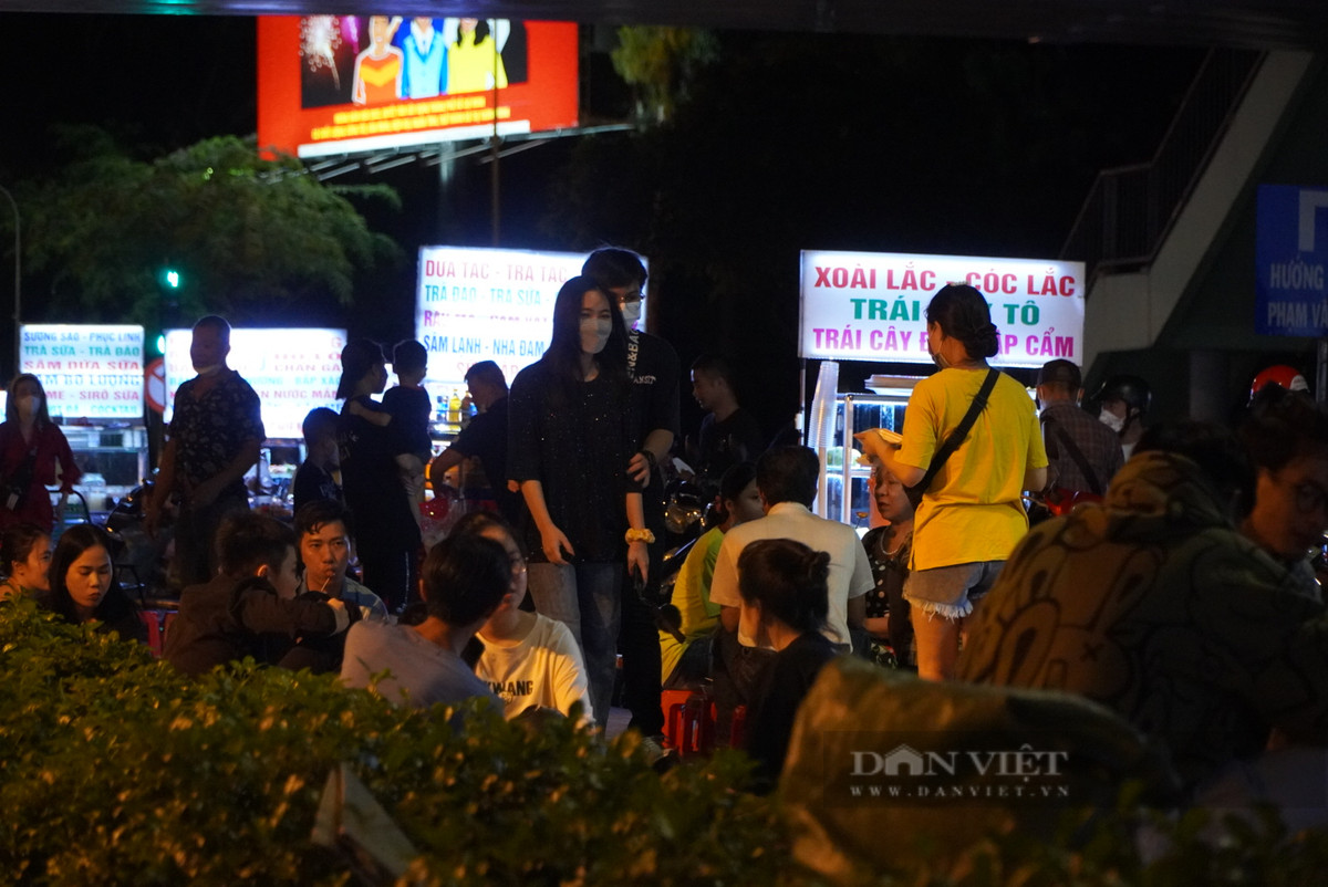 Trao đổi với Dân Việt, Chủ tịch phường 9 quận Phú Nhuận, ông Nguyễn Đức Lai nói: "Đoạn đường thuộc quyền quản lý của hai phường (phường 3 quận Gò Vấp, phường 9 quận Phú Nhuận), vậy nên chúng tôi đang đưa kế hoạch qua phường 3 để thống nhất xử lý triệt để vấn đề này. Trước đó, hàng tuần phường chúng tôi có ra quân xử lý nhưng khi tiểu thương hay tin có trật tự kiểm tra thì họ dọn dẹp không bán, chính vì thế chúng tôi sẽ có kế hoạch cụ thể để xử lý vấn đề này".