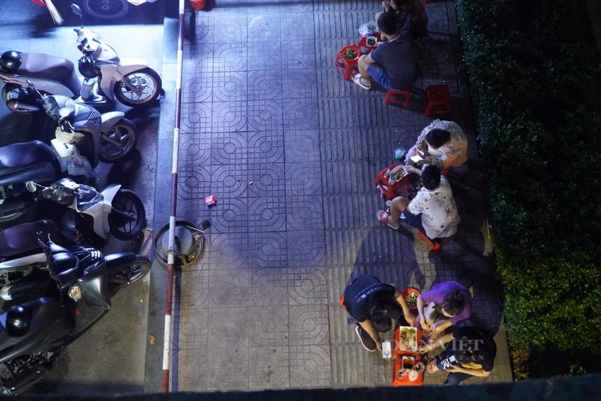 Một người bán hàng cho biết thêm, con đường này có điểm đặc biệt là 2 bên đường thuộc 2 phường khác nhau quản lý nên có hôm, chỉ 1 nửa hàng quán bày bán, nửa còn lại bên kia đường phải dọn đi nơi khác vì đội trật tự đô thị của phường đó vừa đi ngang xử lý.