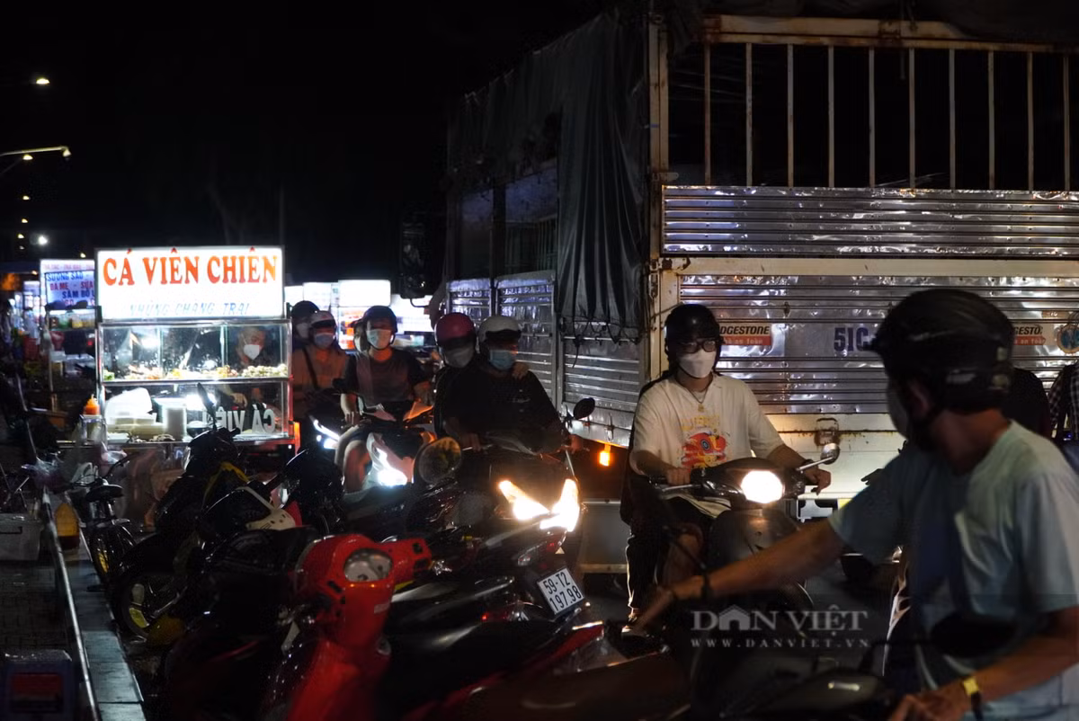 Nhưng thực tế, những chiếc biển cấm này đang bị ngó lơ, người dân vẫn tụ tập buôn bán ở đây mỗi đêm.Theo ghi nhận của phóng viên, cả tuyến đường dài khoảng 300m có gần cả trăm chiếc xe hàng rong đặt dưới lòng đường để buôn bán.