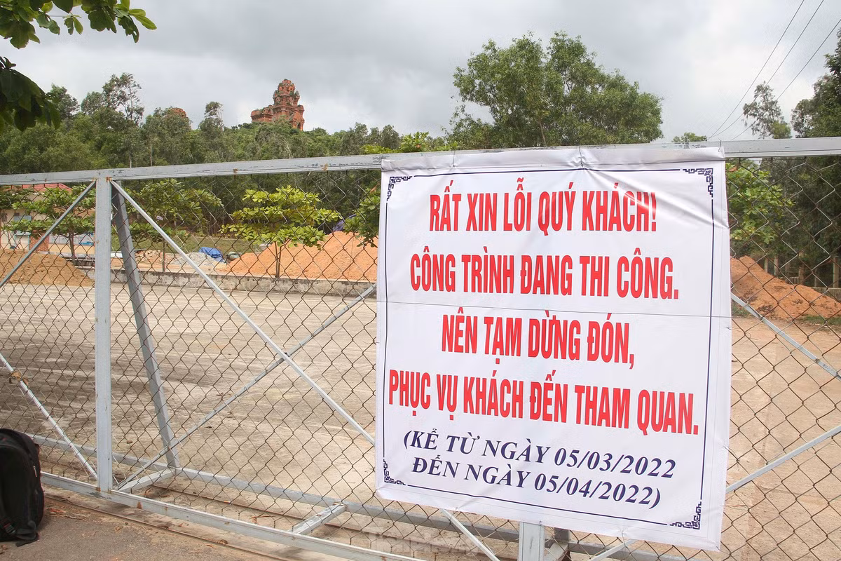 Tạm dừng đón, phục vụ khách đến tham quan Tháp Bánh Ít do công trình đang thi công. Ảnh: Trương Định