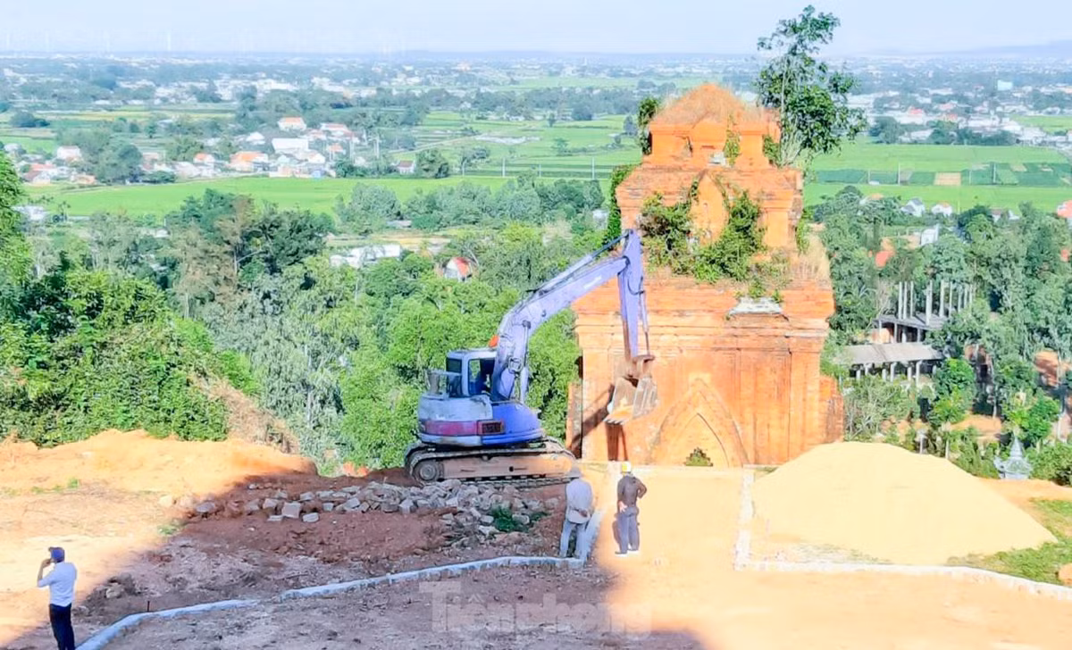Trước đó, đơn vị thi công đã đưa phương tiện cơ giới lên thi công san gạt phía trước và khuôn viên Tháp Chính. Theo ông Trần Viết Bảo - Giám đốc Sở Xây dựng Bình Định, trong hồ sơ thiết kế thi công dự toán chỉ được phép thi công bằng biện pháp thủ công cho nên sau khi kiểm tra, thanh tra của Sở đã lập biên bản yêu cầu dừng việc đó. Ảnh: A. Hiếu 