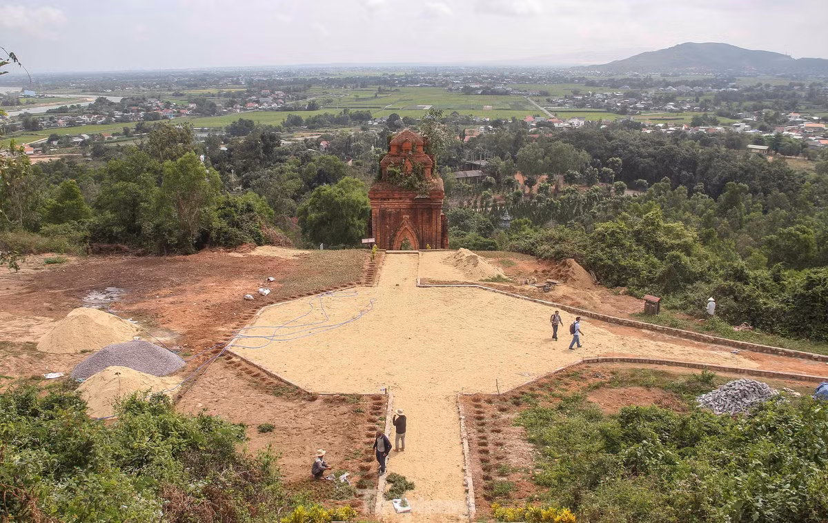 Thời gian qua, dư luận cũng tỏ ra lo ngại việc thi công đưa phương tiện cơ giới đào múc tại khu vực xung quanh Tháp Chính, việc này sẽ tạo rung chấn, ảnh hưởng đến ngôi tháp cổ. Ảnh: Trương Định 